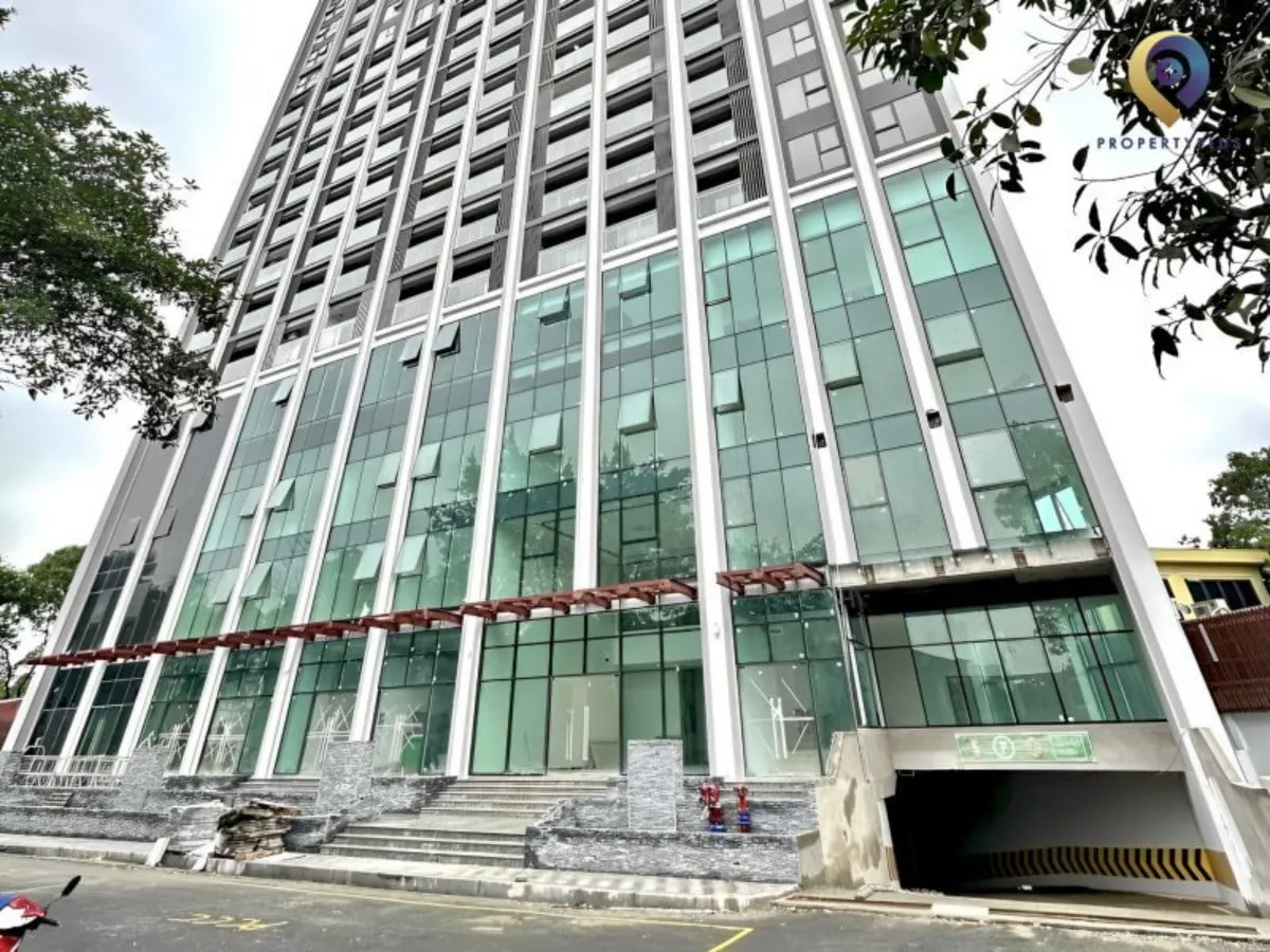 Khu vực sảnh ngoài tòa nhà Trinity Tower tại Thanh Xuân, Hà Nội